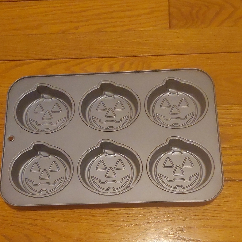 Jack O Lantern Muffin Pan